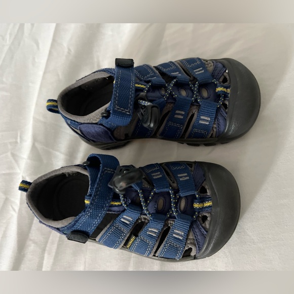 Keen Newport H2 Toddler Size 10 Blue Navy Black Sandals Water Sports Closed Toe - Picture 2 of 6